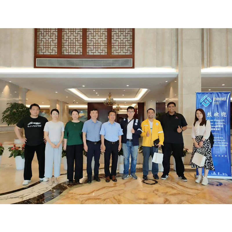 ဖောက်သည်အသစ် Customers များသည် ကုမ္ပဏီသို့လာရောက်လည်ပတ်ကြသည်။